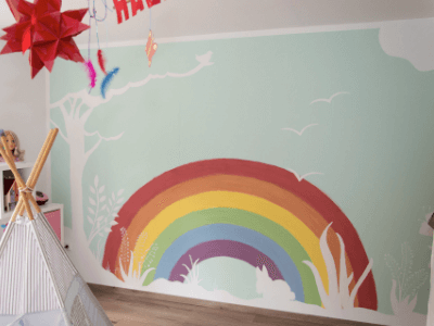 Foto einer Wandmalerei mit Regenbogen und mitfarbenem Hintergrund