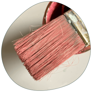 Pinsel mit roter Farbe von jotty